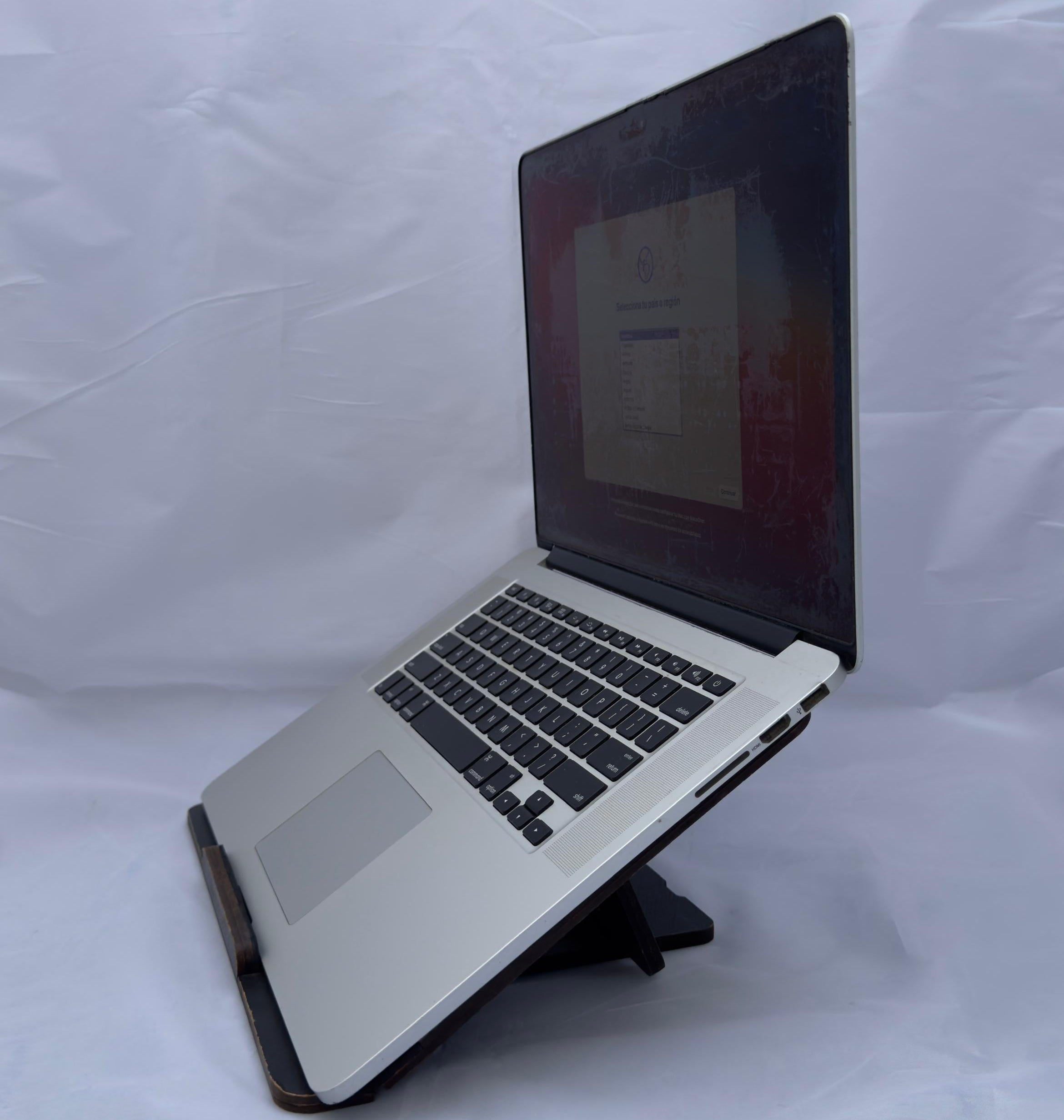 MacBook Pro 15" Intel Core i7 - 16GB - 256GB SSD - 264 Ciclos