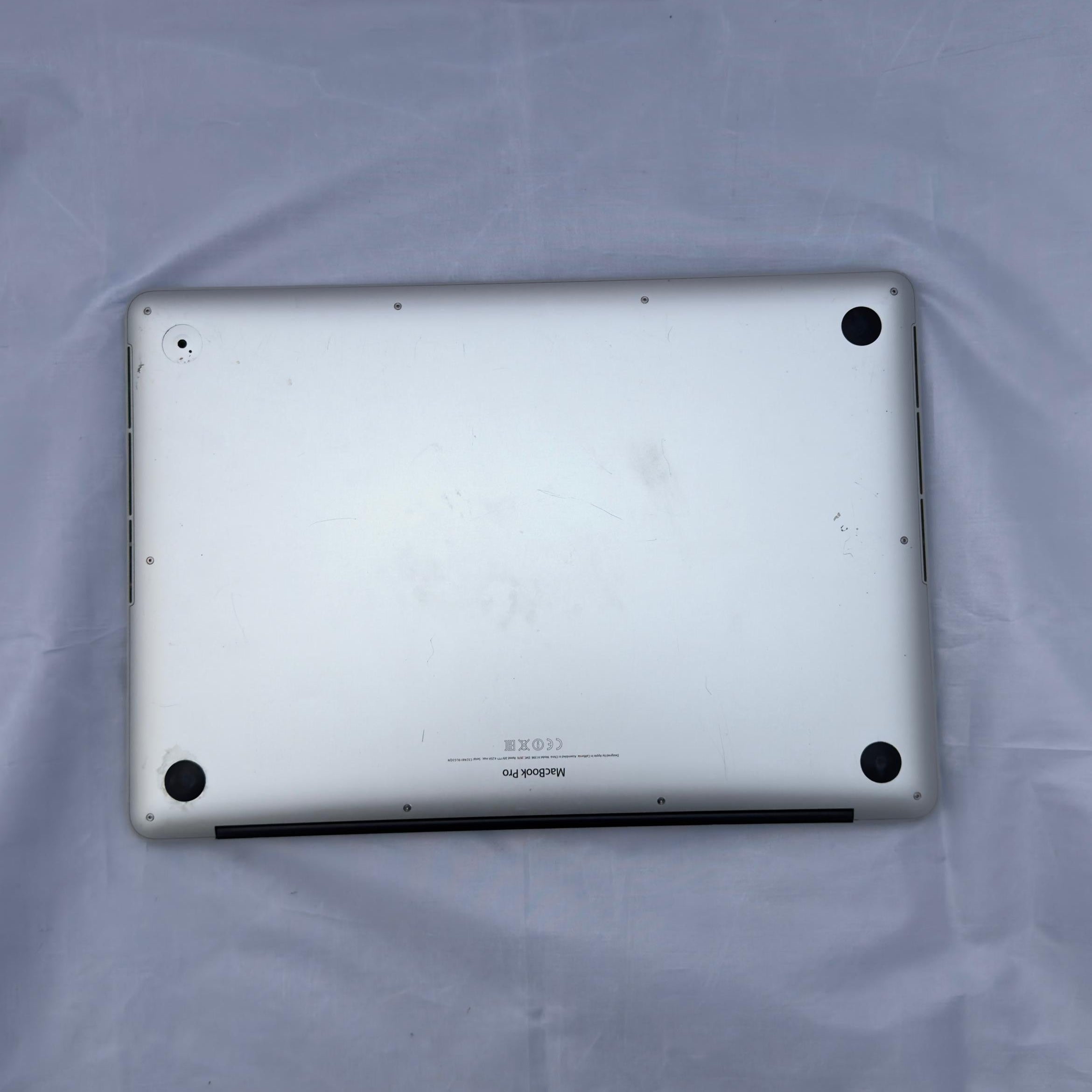 MacBook Pro 15" Intel Core i7 - 16GB - 256GB SSD - 264 Ciclos