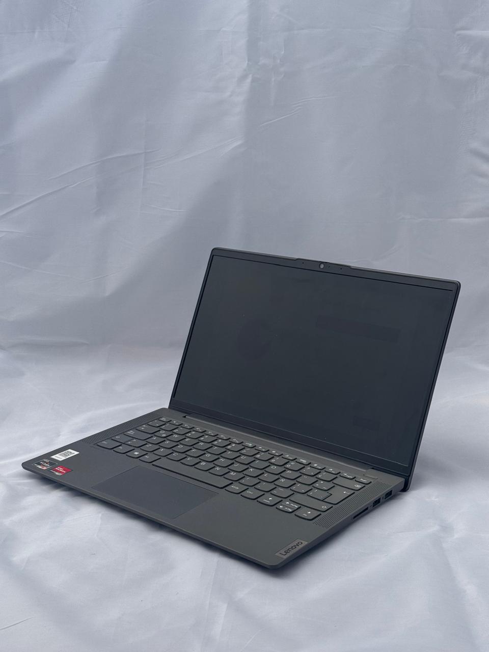 Lenovo IdeaPad 5 14" - AMD Ryzen 5 - 8GB Ram - 256GB SSD