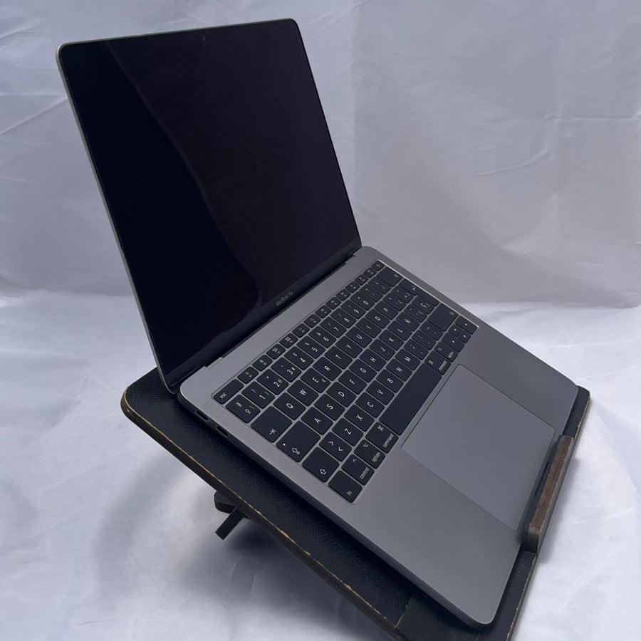 MacBook Pro 13" 2017 Intel Core i5 - 8GB - 256GB SSD - 827 Ciclos - Español