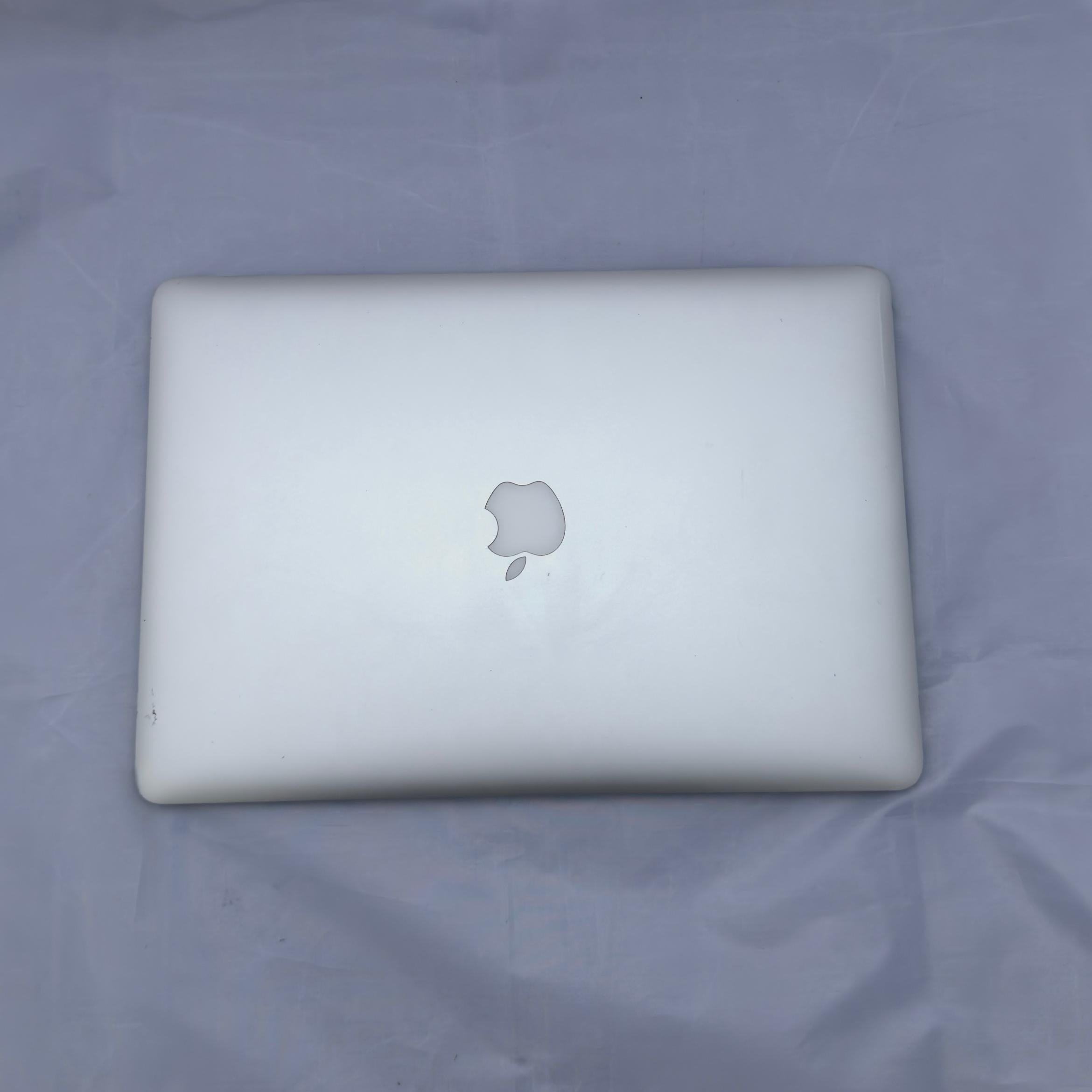 MacBook Pro 15" Intel Core i7 - 16GB - 256GB SSD - 264 Ciclos