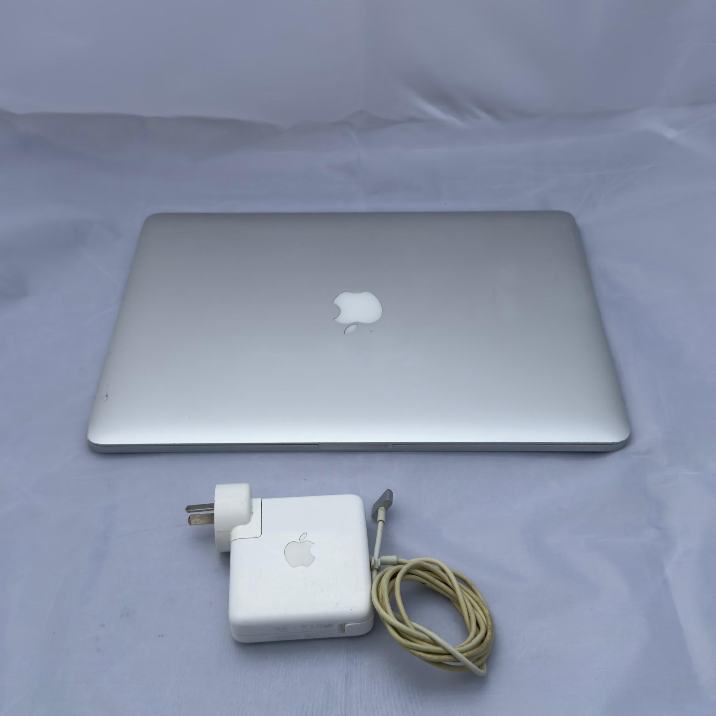 MacBook Pro 15" Intel Core i7 - 16GB - 256GB SSD - 264 Ciclos